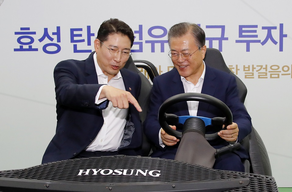 ▲문재인 대통령이 20일 오후 전북 전주시 효성첨단소재㈜ 전주공장에서 열린 ‘탄소섬유 신규투자 협약식’ 후 탄소섬유를 사용해 3D 프린터로 제작한 전기자동차에 시승하고 있다. 왼쪽은 조현준 효성 회장. (연합뉴스)