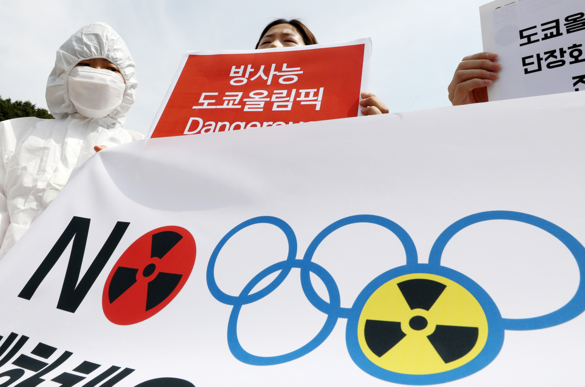 ▲19일 오전 서울 송파구 올림픽공원 세계평화의문 앞에서 미래당 김소희(왼쪽 두 번째) 공동대표와 관계자들이 기자회견을 열고 도쿄올림픽 한국 및 세계선수단의 방사능 안전성 검증을 촉구하고 있다.(뉴시스)