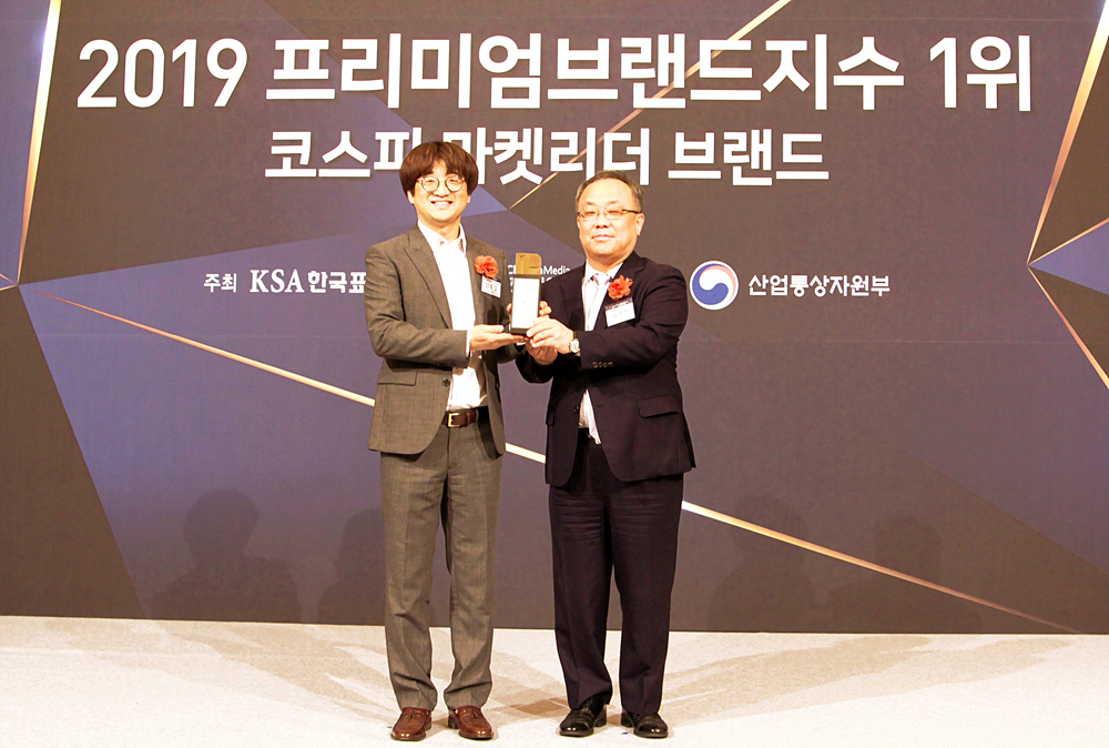 ▲20일 서울 롯데호텔에서 열린 2019 프리미엄브랜드지수 1위 인증 수여식에서 양홍걸 시원스쿨 대표이사(왼쪽)가 이상진 한국표준협회 회장과 기념촬영을 하고 있다.(사진제공=시원스쿨)