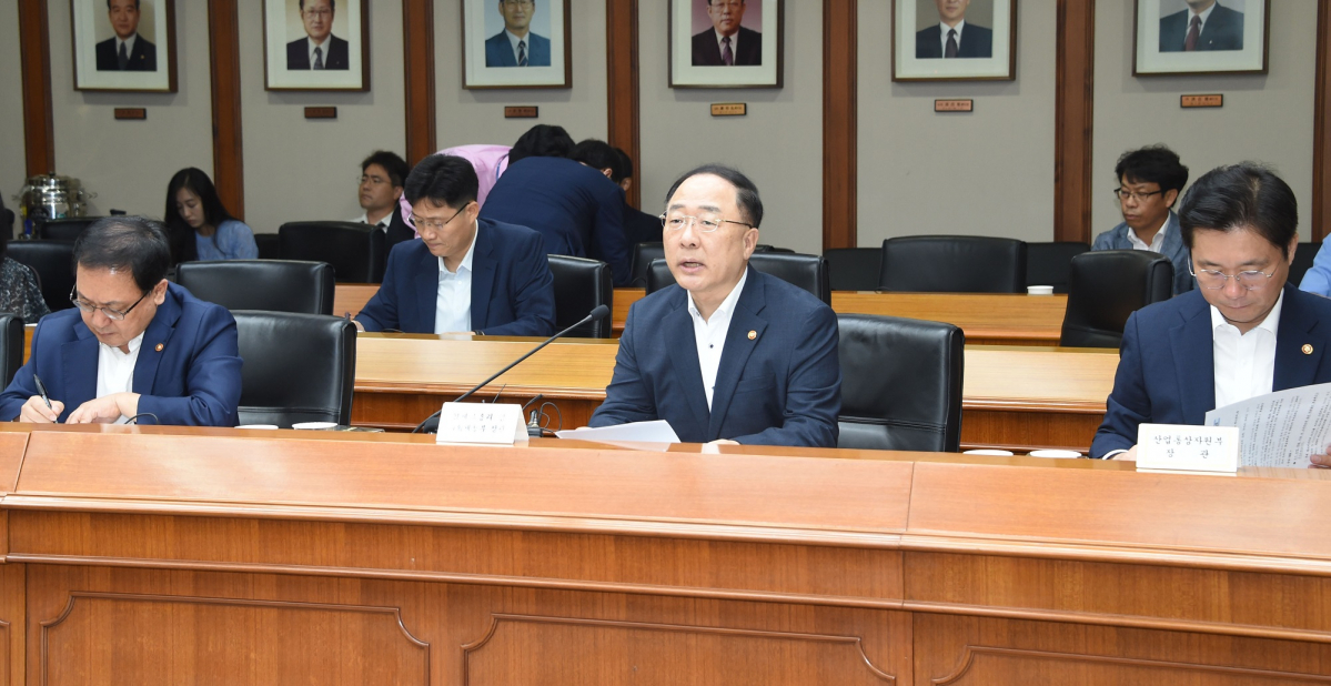▲홍남기 경제부총리 겸 기획재정부 장관이 21일 여의도 한국수출입은행에서 ‘제22차 경제활력대책회의 겸 제3차 혁신성장 전략회의’를 주재, 모두발언을 하고 있다.(사진제공=기획재정부)