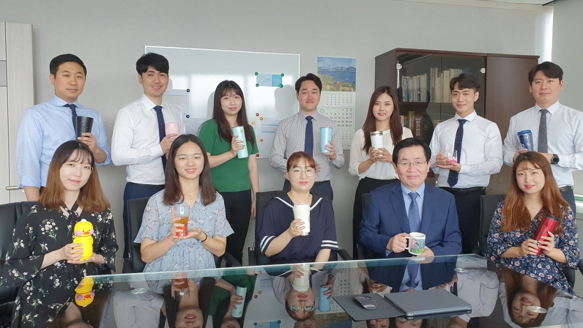 ▲하나제약 이윤하 대표(앞줄 우측 두번째)와 임직원이 ‘플라스틱 프리 챌린지’ 동참을 선언하며 텀블러와 머그잔을 들고 있다.(하나제약)