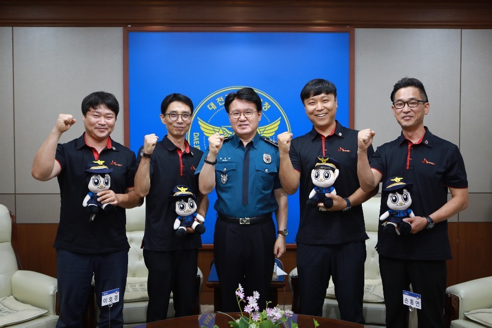 ▲(왼쪽부터) 김표 마스터, 이호경 마스터, 황운하 대전경찰청장, 손홍연 마스터, 윤석화 마스터(사진제공=SK매직)