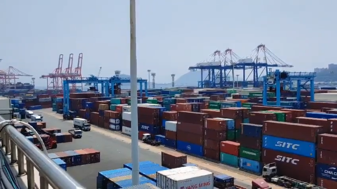 ▲국내 한 항만에서 사람이 직접 야적장 크레인(파란색)을 운용하는 모습.(사진제공= LG유플러스)