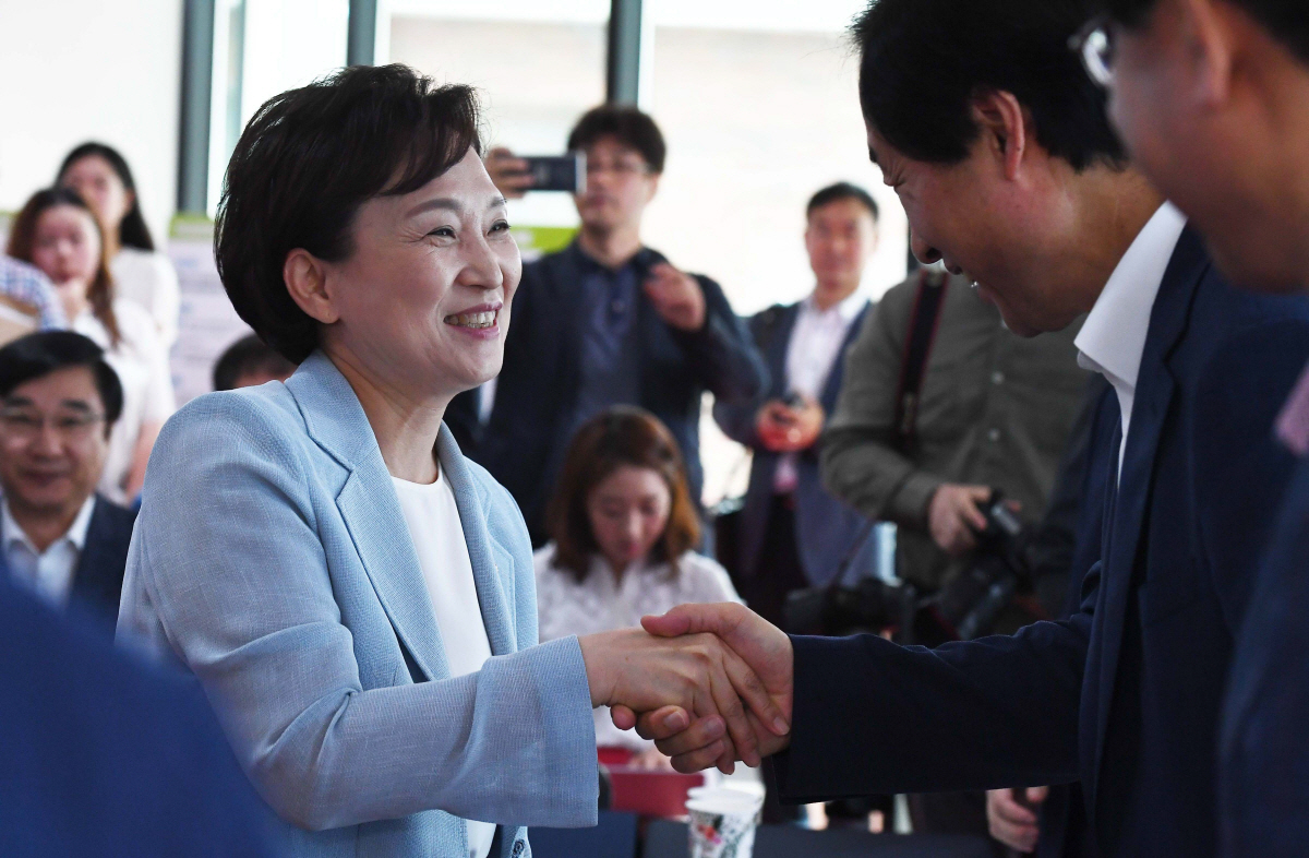 ▲김현미(왼쪽) 국토교통부 장관이 21일 서울 서대문구 대현동 기숙사형 청년주택에서 열린 ‘청년 주거 지원을 위한 국토부-서울시 구청장 간담회’에 앞서 문석진 서대문구청장과 악수하고 있다. 신태현 기자 holjjak@