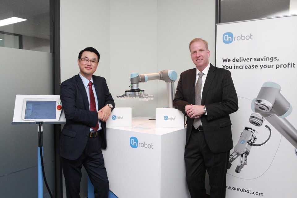 ▲제임스 테일러 온로봇 APAC 총괄(오른쪽)과 최민석 온로봇 코리아 지사장이 기념촬영을 하고 있다.(출처=온로봇코리아)