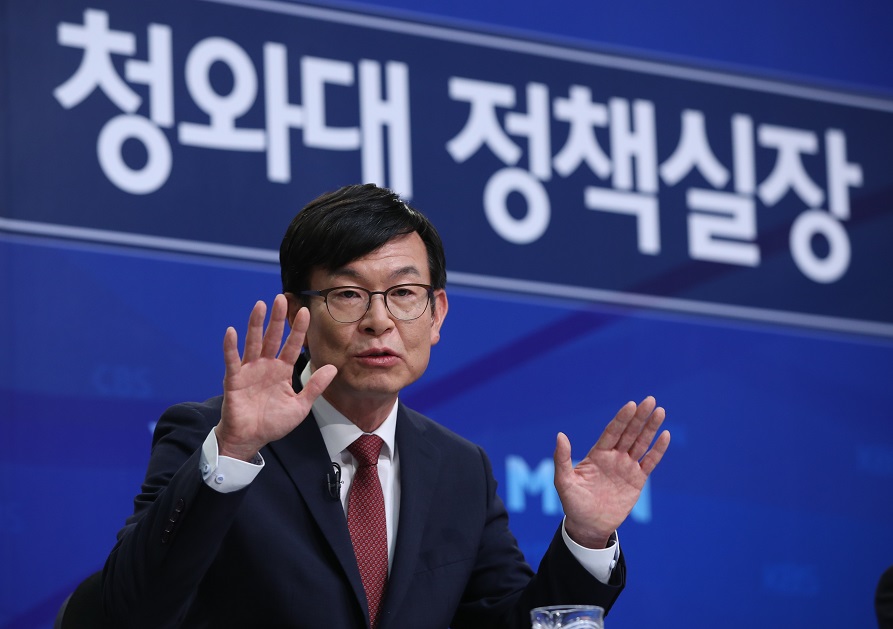 ▲김상조 청와대 정책실장이 21일 오전 서울 양천구 목동 한국방송회관에서 열린 한국방송기자클럽 초청 토론회에서 한일군사정보보호협정(GSOMIA) 연장 등 한일관계 현안에 대한 질문에 답하고 있다.(연합뉴스)