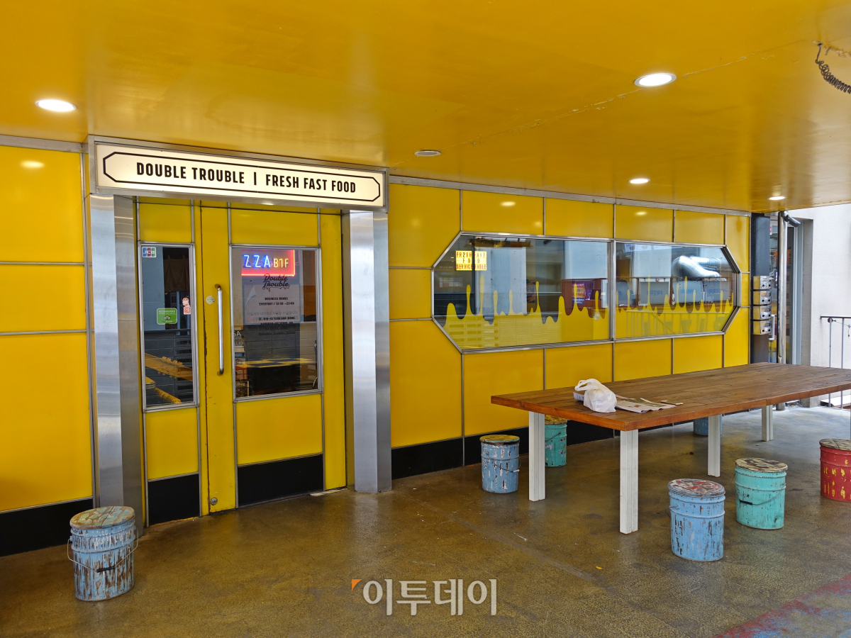▲더블트러블 들어가는 입구. 밖에 있는 의자가 낡은 것 같으면서도 '힙'한 느낌을 뿜어낸다. (홍인석 기자 mystic@)