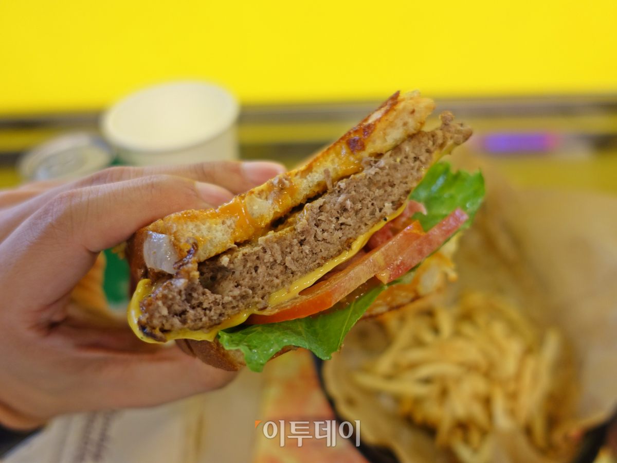 ▲바삭한 식빵 안에 두툼한 패티가 있다. 육즙이 풍부하고 맛있다. (홍인석 기자 mystic@)