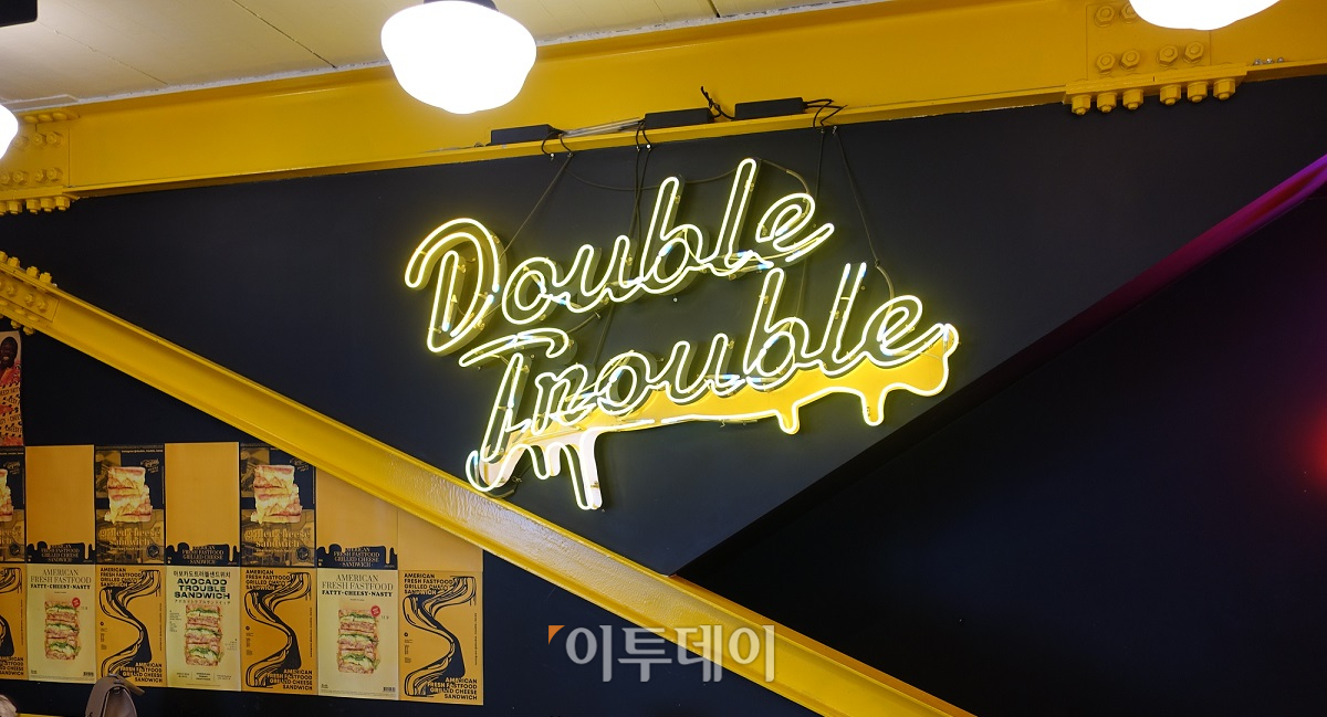 ▲이 문구 밑에서 사진 찍는 사람이 더러 있다. "이 말썽쟁이들!"이라는 콘셉트를 잡은 것일까. (홍인석 기자 mystic@)