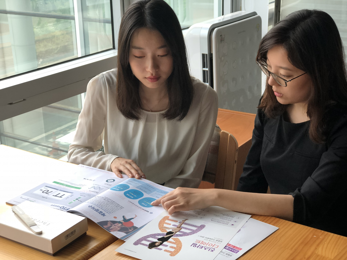 ▲전자 검사를 받은 소바자가 결과에 대한 상담을 받고 있다. (테라젠이텍스)