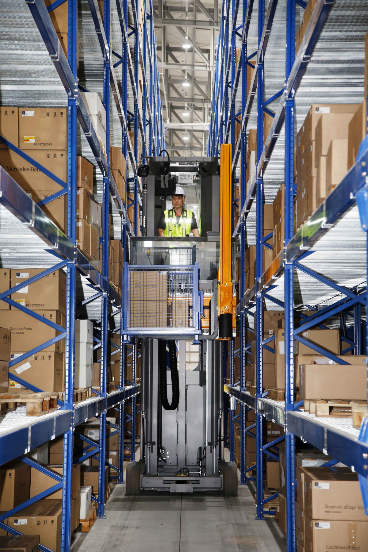 ▲10미터 위에 쌓아놓은 무거운 부품도 특수지게차를 이용하면 쉽게 꺼내고 다시 채워넣을 수 있다. (사진제공=MBK)