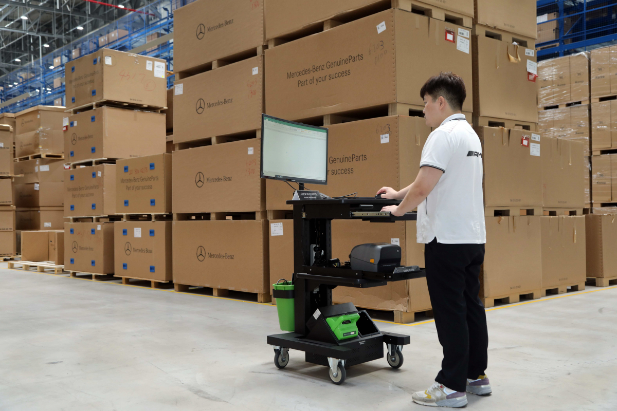 ▲이동식 데스크 위에 컴퓨터와 모니터, 프린터를 설정해 놓은 모습. 이동 사무실 개념이다. (사진제공=MBK)