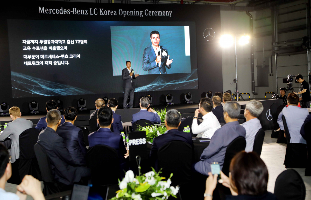 ▲오픈 행사에 나선 실라키스 메르세데스-벤츠 코리아 대표가 안성 인근 지역사회공헌과 관련해 설명하고 있다. (사진제공=MBK)