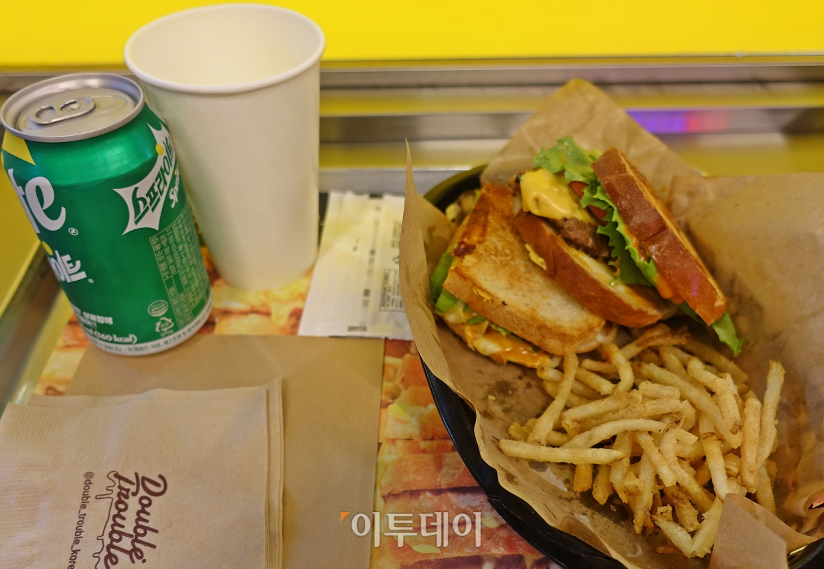 ▲더블트러블에는 오리지날, 아보카도 트러블, 치킨 코울슬로 등이 있다. '더블트러블'이라는 메뉴도 있다. 가게 이름을 딴 메뉴를 먹어보길 추천한다.  (홍인석 기자 mystic@)