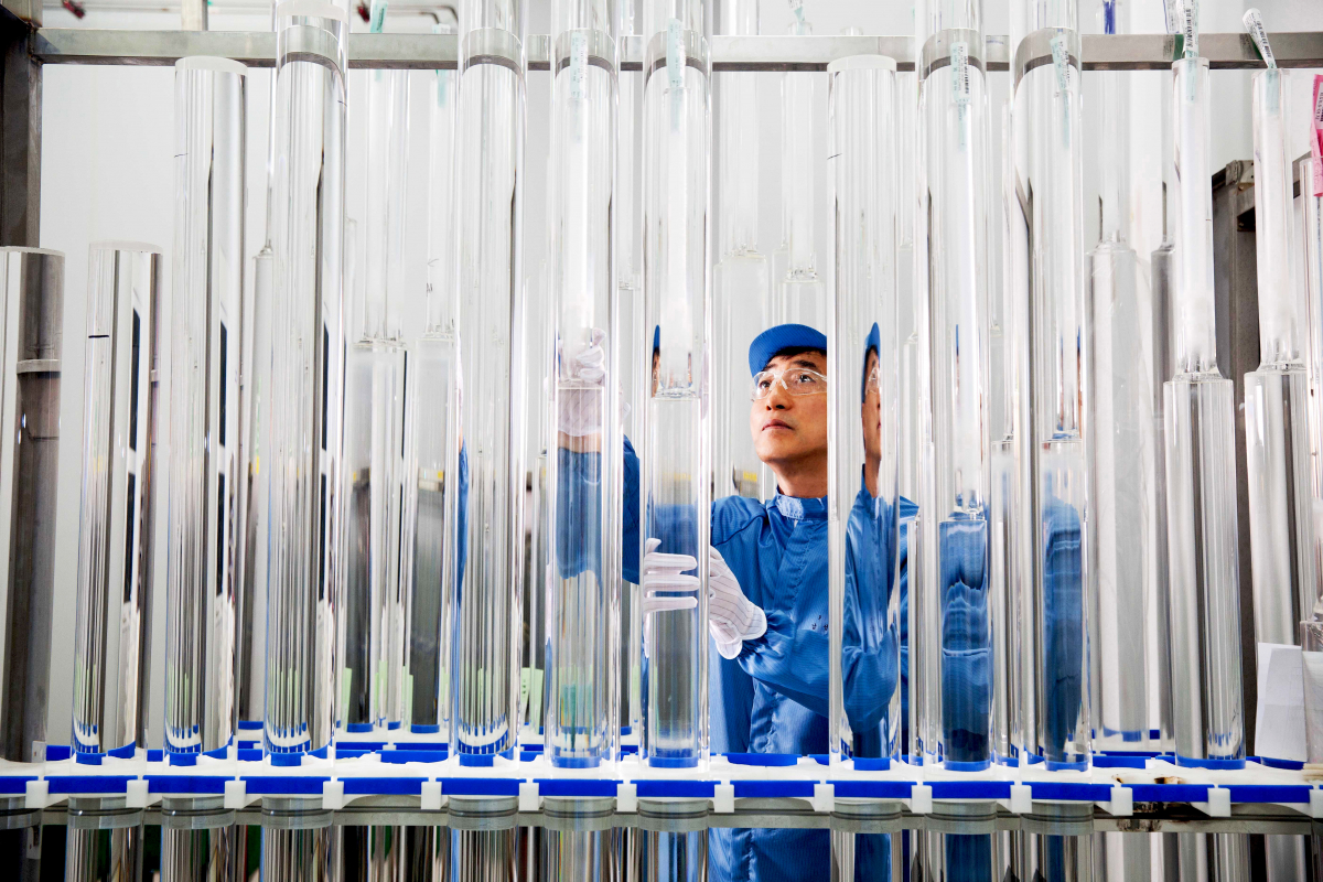 ▲LS전선 직원이 광케이블의 소재를 가공하고 있다. (사진제공=LS전선)