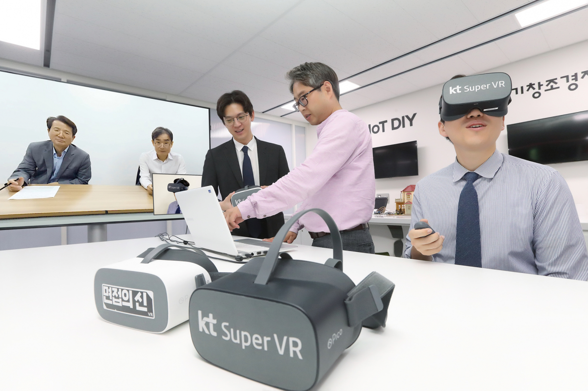 ▲ 사진은 비즈콜라보레이션에 선발된 민트팟 관계자가 KT 직원과 공동 사업화 방안에 대해 논의하고 있다.(사진제공= KT)