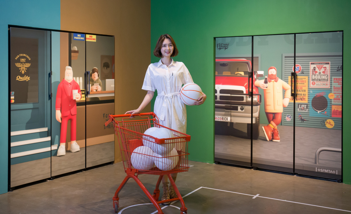 ▲서울 인사동 인사아트센터에서 열린 아트슈퍼마켓 사전행사에서 삼성 비스포크 냉장고를 소개하고 있는 삼성전자 모델 (사진제공=삼성전자)