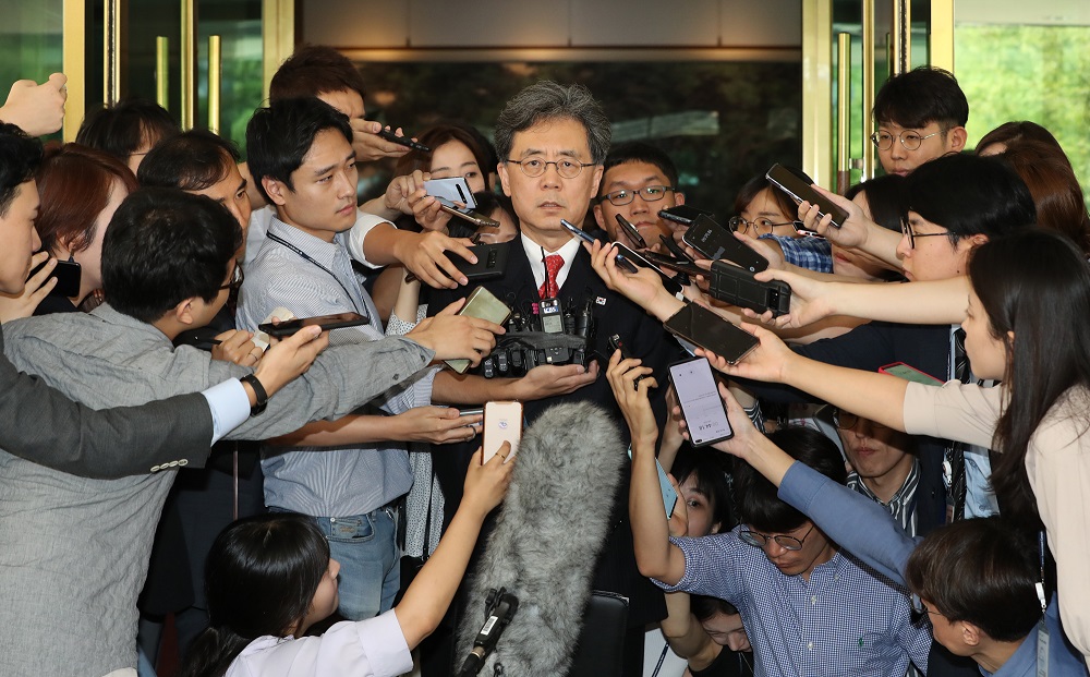 ▲김현종 청와대 국가안보실 2차장이 22일 서울 종로구 정부서울청사에서 스티븐 비건 미 국무부 대북특별대표와 회동을 마친 뒤 기자들의 질문에 답하고 있다.(연합뉴스)