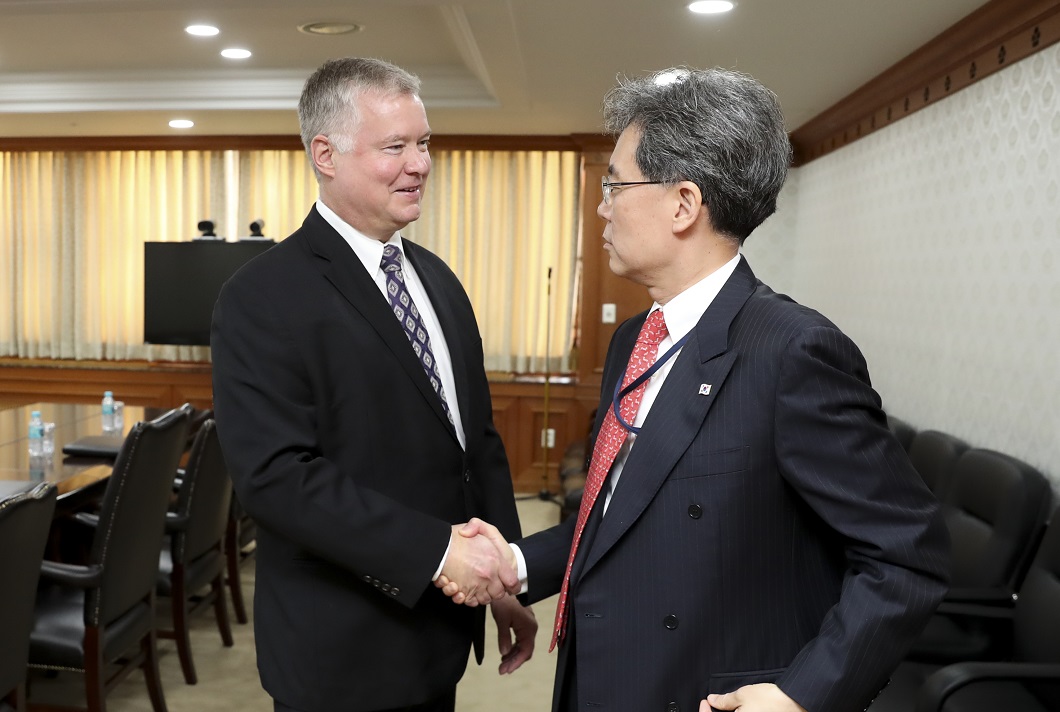 ▲김현종 청와대 국가안보실 2차장이 22일 오전 정부서울청사에서 스티븐 비건 미국 국무부 대북특별대표와 면담 전 악수하고 있다.(연합뉴스)