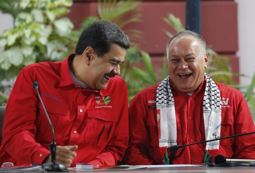 ▲니콜라스 마두로(왼쪽) 베네수엘라 대통령과 디오스다도 카베요 제헌의회 의장이 수도 카르카스에서 지난달 열린 한 포럼에서 활짝 웃으면서 대화하고 있다. 월스트리트저널(WSJ)은 21일 미국 정부가 베네수엘라 정권 2인자인 카베요와 비밀리에 접촉했다고 전했다. 카라카스/AP뉴시스
