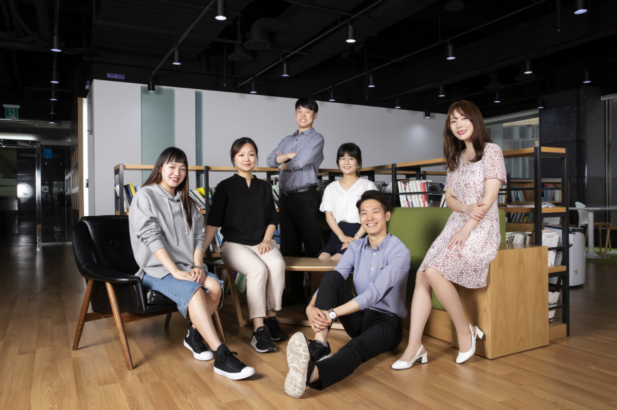 ▲한세예스24홀딩스 계열사인 한세실업, 예스24, 한세엠케이, 한세드림, 동아출판, FRJ 2019년 신입사원들이 함께 사진 촬영을 하고 있다.(사진제공=한세실업)