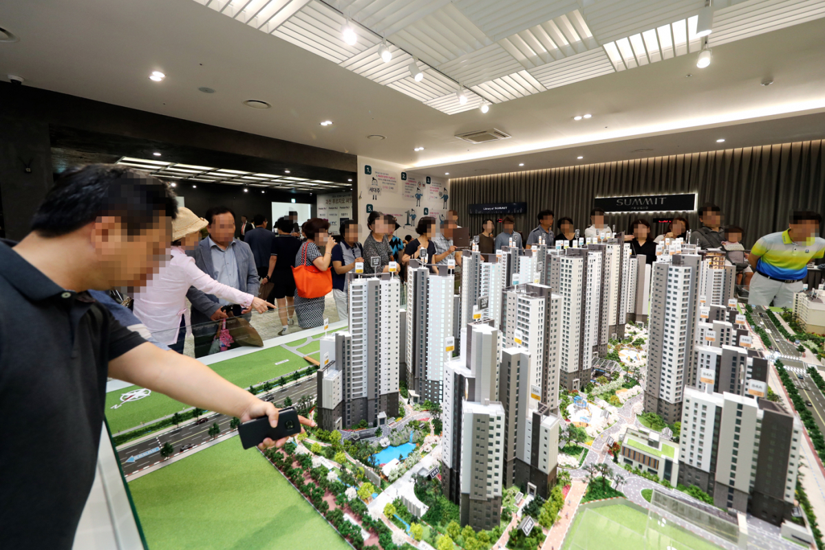 ▲지난달 서울 강남구 대치동 써밋갤러리에서 개관한 '과천 푸르지오 써밋' 아파트 견본주택을 찾은 방문객들이 단지 모형도를 살펴보고 있다.(사진 제공=대우건설)