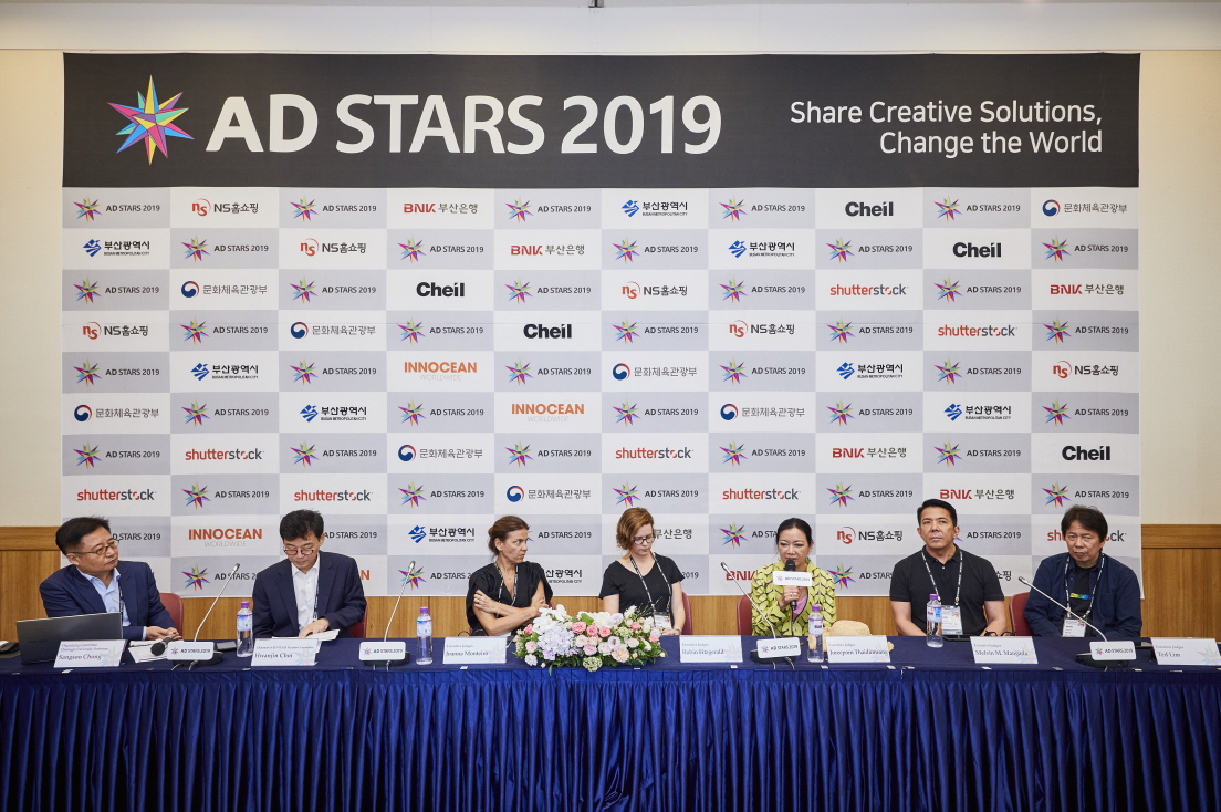 ▲22일 부산 해운대 벡스코에서 열린 '2019 부산국제광고제' 기자간담회에서 주리펑 타이둠롱 심사위원장이 발언하고 있다. 왼쪽부터 정상수 운영위원, 최환진 집행위원장, 조안나 몬테이로·로빈 피츠제럴드·주리펑 타이둠롱·멜빈 만가다·테드 림 심사위원장.(사진제공=부산국제광고제 조직위)