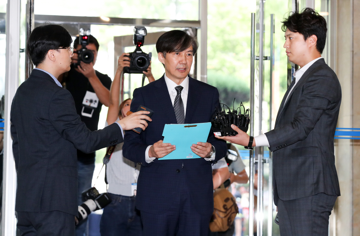 ▲조국 법무부장관 후보자가 22일 서울 종로구 적선동에 위치한 인사청문회 준비 사무실로 출근하며 각종 의혹과 관련된 입장을 밝히고 있다. 뉴시스