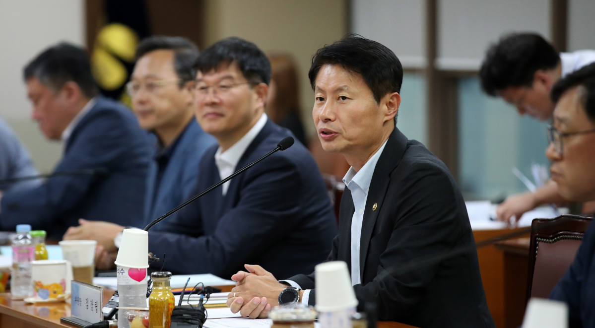 ▲ 22일 오후 서울 서초구 건강보험심사평가원 서울사무소에서 열린 제17차 건강보험정책심의위원회에서 위원장인 김강립 보건복지부 차관이 모두발언을 하고 있다. (뉴시스)