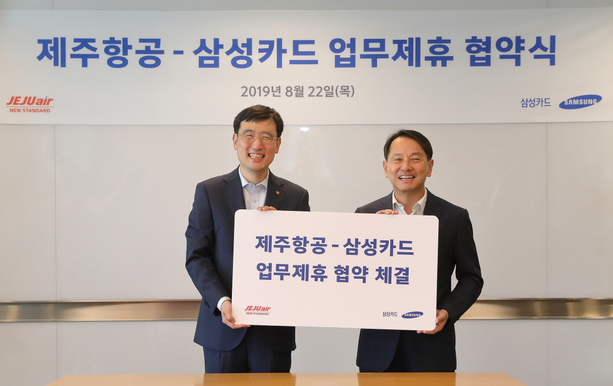 ▲22일 오후 서울 중구 삼성카드 본사에서 제주항공과 삼성카드가 업무제휴 협약식을 체결하고 원기찬 삼성카드 사장(사진 오른쪽)과 이석주 제주항공 사장(사진 왼쪽)이 기념촬영을 하고 있다.(사진제공=제주항공)