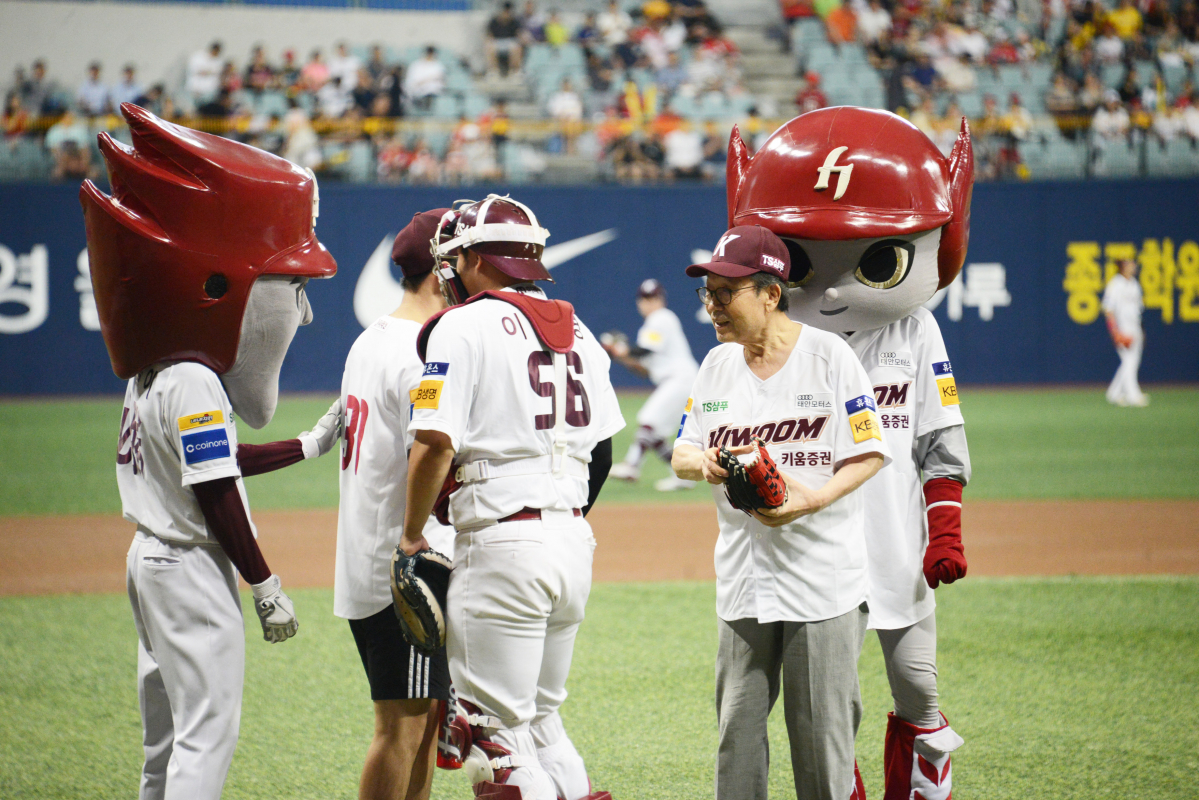 ▲서민금융진흥원의 홍보대사인 배우 신구가 22일 서울 구로구 고척스카이돔에서 열린 '키움히어로즈 vs. KIA타이거즈' 경기에 앞서 시구를 하고 있다.(사진제공=서민금융진흥원)