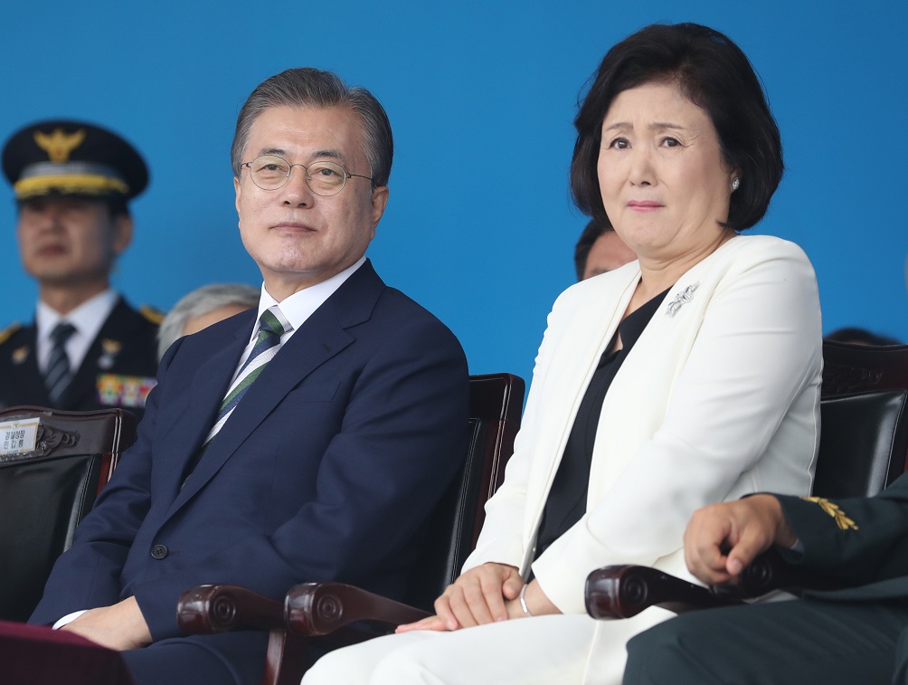 ▲문재인 대통령과 부인 김정숙 여사가 23일 오전 충북 충주 중앙경찰학교에서 열린 제296기 졸업식 중 교육생들과 서울경찰특공대의 폭발물 테러 대응 시범을 관람하고 있다.(연합뉴스)