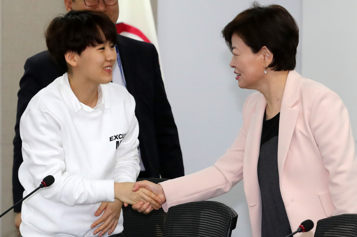 ▲진선미 여성가족부 장관이 18일 오후 서울 종로구 정부서울청사 여성가족부 대회의실에서 열린 '불법촬영·유포 사건 2차 가해 등 성폭력 사건에 대한 민간 전문가 긴급 협의회'에서 하예나 디지털 성범죄 아웃(DSO) 대표와 인사를 나누고 있다. (뉴시스)