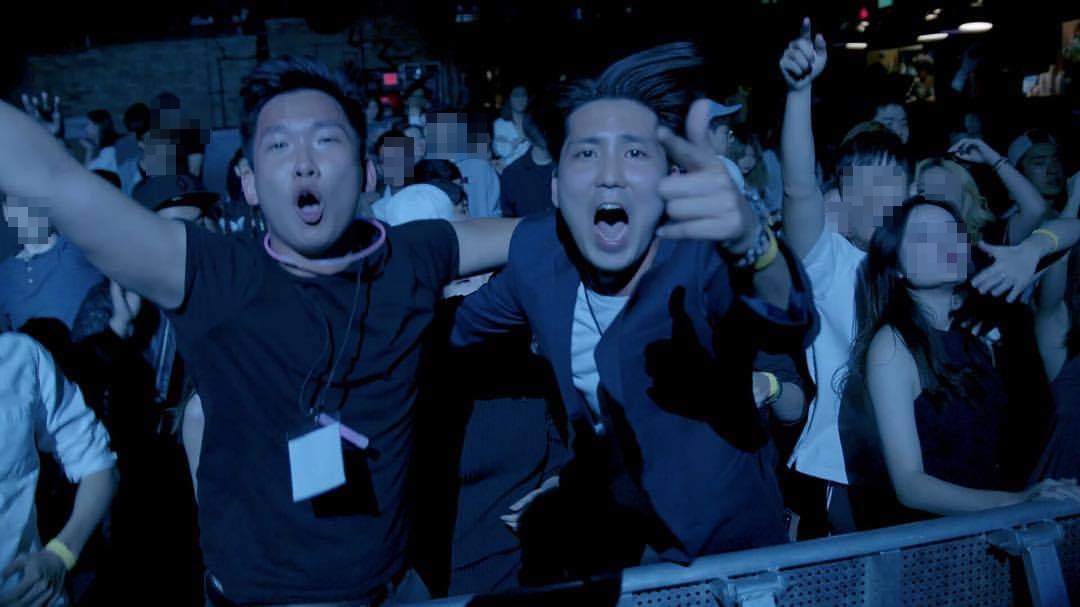 ▲김경태(오른쪽) 씨가 그와 그의 팀이 기획한 파티를 즐기고 있다. (사진제공=김경태 씨)