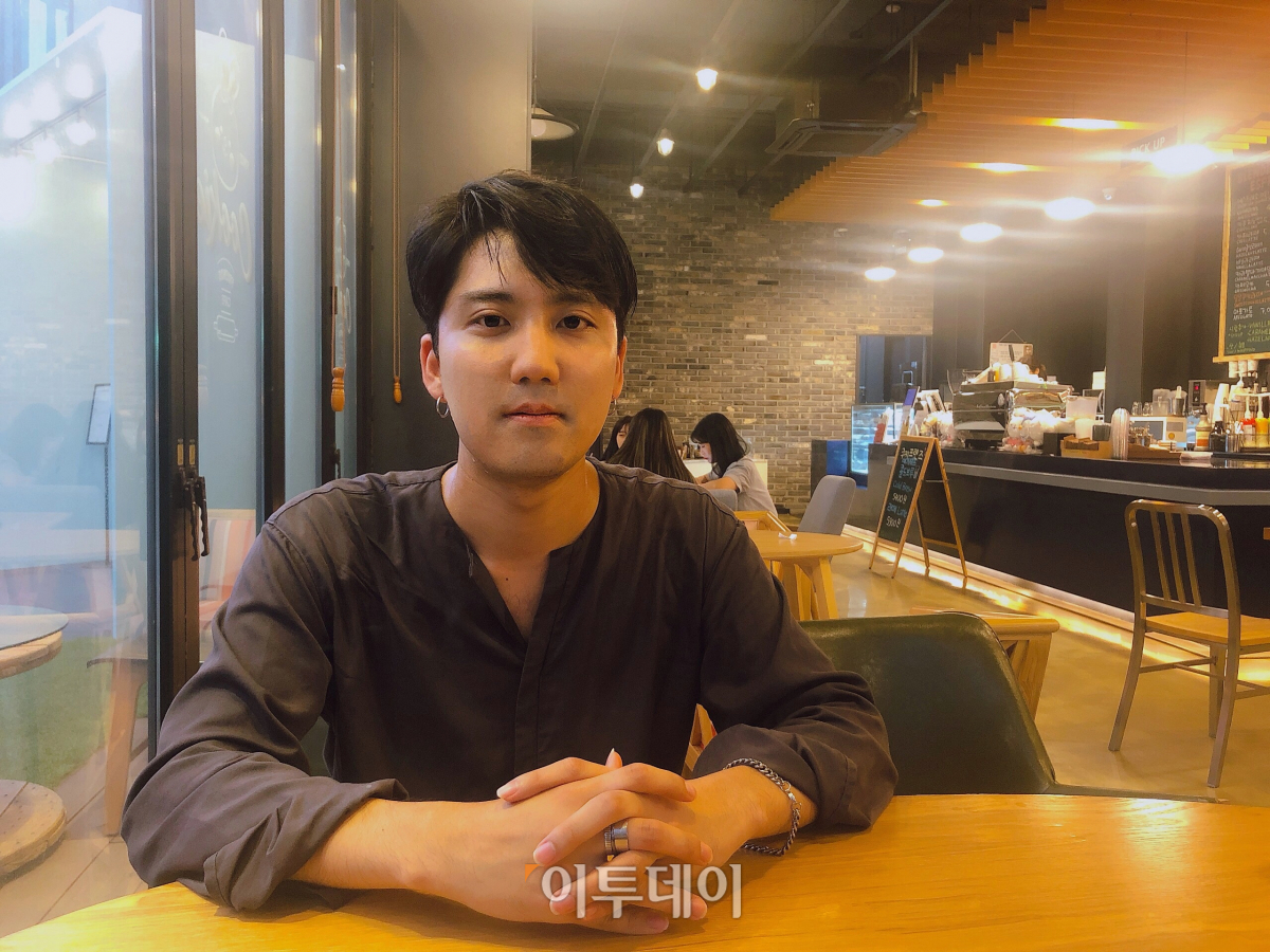 ▲'파티덕후' 김경태 씨는 생각보다 단정했다. 180cm 넘는 키에 깔끔한 복장 때문일까. 파티 덕후라는 선입견은 저멀리 날아갔다. (홍인석 기자 mystic@)