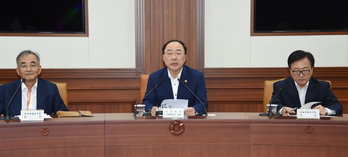 ▲홍남기 경제부총리 겸 기획재정부 장관이 23일 오후 광화문 정부서울청사에서 열린 주요 국책·민간연구기관장들과 간담회에서 모두발언을 하고 있다.(사진제공=기획재정부)