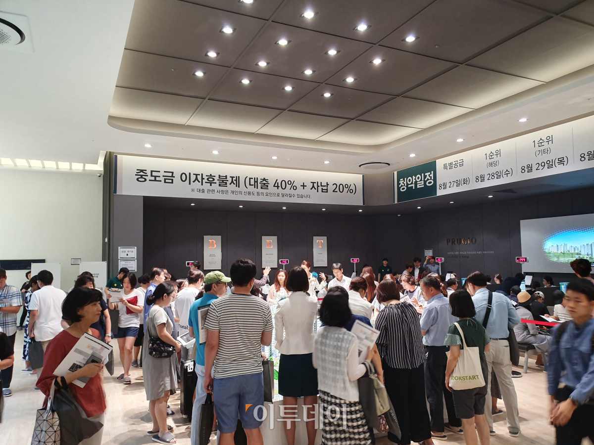 ▲23일 서울 서초구 양재동에 마련된 '이수 푸르지오 더 프레티움' 견본주택이 방문객들로 북적이고 있다. (이신철 기자 camus16@)