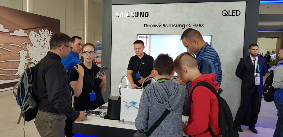 ▲러시아 카잔에서 펼쳐지고 있는 국제기능올림픽대회에 마련된 삼성전자 체험관에서 참관객들이 갤럭시 노트10을 살펴보고 있다. (자료제공=삼성전자)