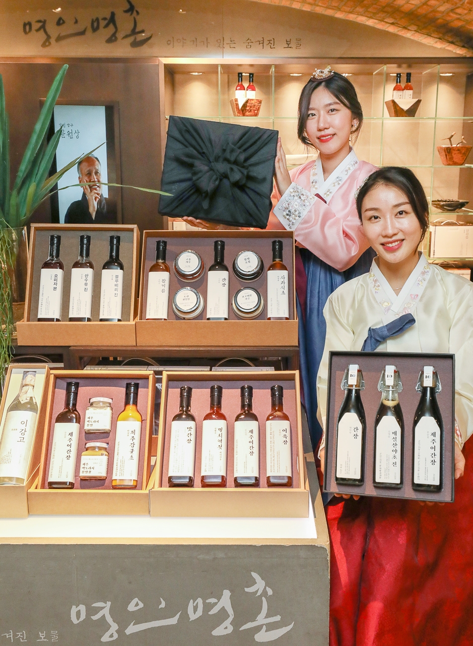 ▲사진은 25일 현대백화점 압구정본점 ‘명인명촌’ 매장에서 직원들이 ‘명인명촌 10년 특선’을 비롯해 다양한 선물세트를 소개하고 있는 모습 (현대백화점)