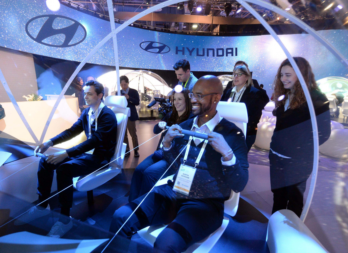 ▲현대차 모빌리티 전시물 체험하는 방문객 (자료제공=현대차)