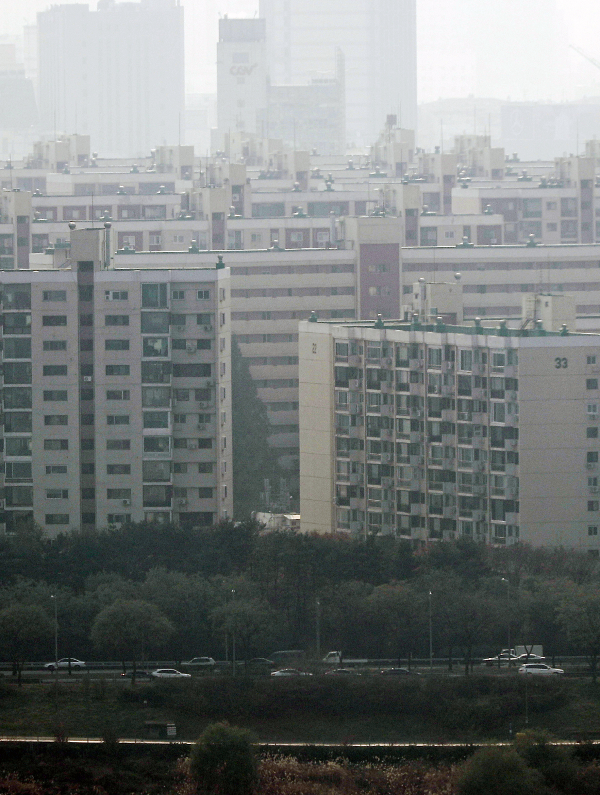 ▲최근 재건축 재개발 정비사업에서는 조합이 시공사 입찰보증금을 과도하게 높이거나 공동도급(컨소시엄)을 허락하지 않는 등 까다로운 조건으로 수주 진입 장벽을 높이는 경우가 많아지고 있다.(사진제공=연합뉴스) 