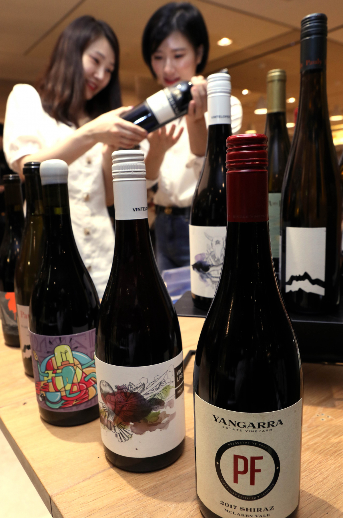 ▲고객이 와인 코너에서 내츄럴 와인을 보고 있는 모습(롯데백화점)