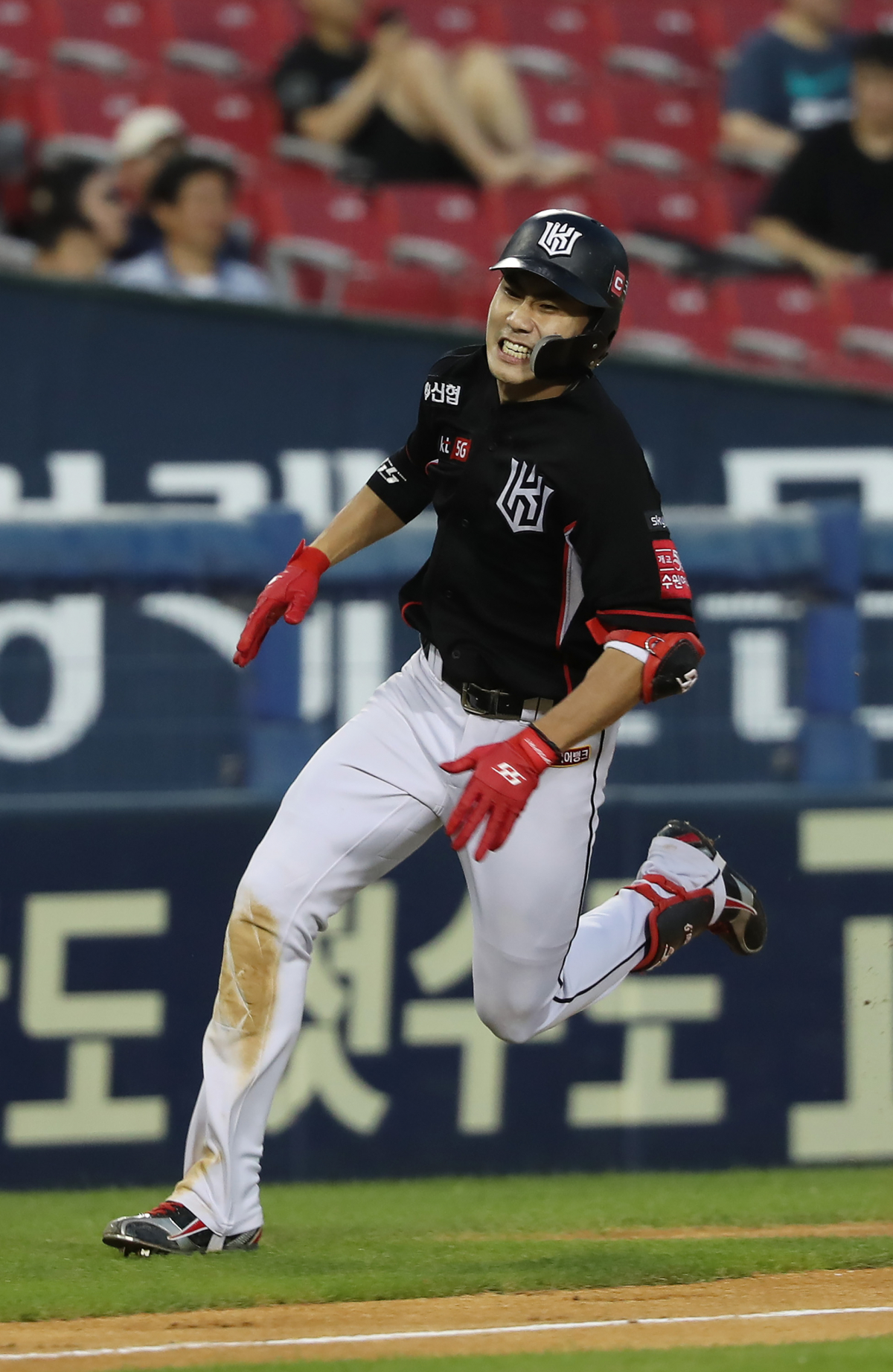 ▲25일 오후 서울 잠실야구장에서 열린 프로야구 kt 위즈와 LG 트윈스 경기 6회초 2사 2,3루 상황에서 kt 심우준이 우중간 적시타를 때려낸 뒤 홈으로 지체 없이 쇄도하며 그라운드 홈런(인사이드 더 파크 홈런)에 성공하고 있다. (연합뉴스)