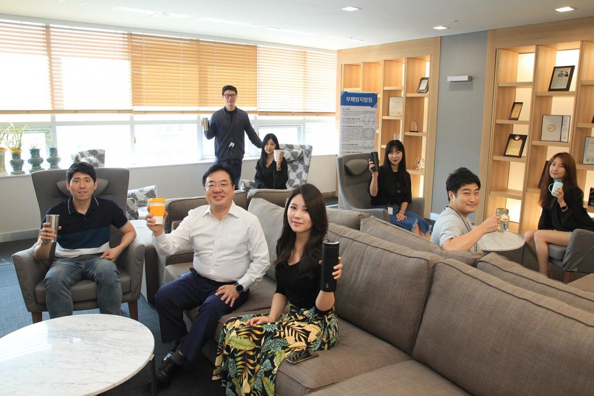 ▲조용준 대표와 임직원 플라스틱 프리 챌린지 동참(동구바이오)