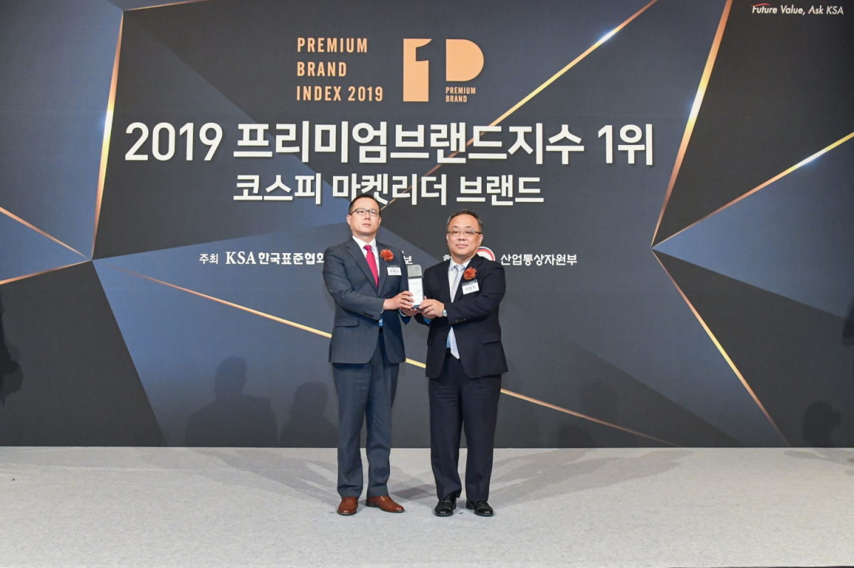 ▲‘2019 프리미엄브랜드지수’ 시상식에서 깨끗한나라 한재신 전무(왼쪽)가 한국표준협회 이상진 회장과 기념촬영을 하고 있다. (사진제공=깨끗한나라)
