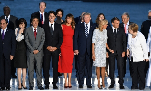 ▲25일(현지시간) 프랑스 남부 휴양도시 비아리츠에서 열린 G7 정상회의에 참석한 정상들이 사진을 찍고 있다. 비아리츠/로이터연합뉴스
