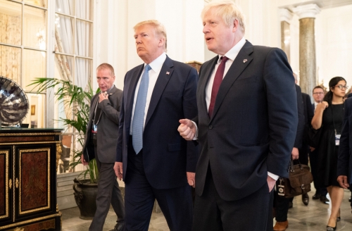 ▲25일(현지시간) 도널드 트럼프 미국 대통령과 보리스 존슨 영국 총리가 프랑스 비아리츠에서 오찬 회동 후 걸어나오고 있다. 비아리츠/UPI연합뉴스 
