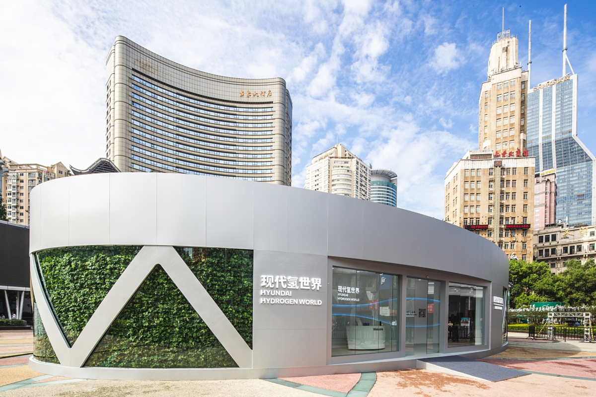 ▲현대자동차그룹이 중국 상하이 쓰지(世紀) 광장에 수소전기차 기술과 미래 수소 사회를 체험해볼 수 있는 수소 비전관 'Hyundai Hydrogen World(现代氢世界)'를 26일 열었다. (사진제공=현대차)