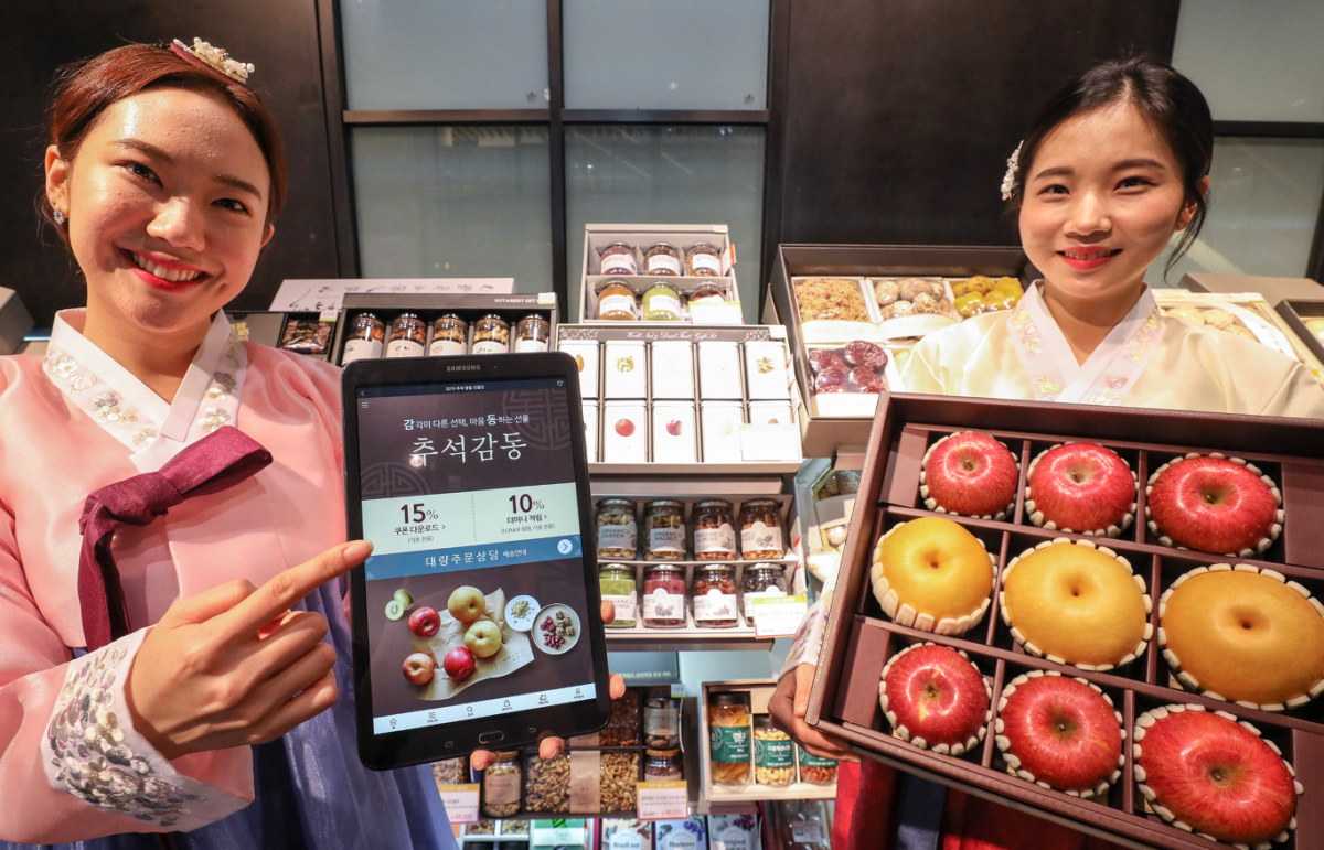 ▲26일 오전 현대백화점 판교점 식품관에서 직원들이 '더현대닷컴'과 ‘현대H몰’에서 판매하는 추석 선물세트를 소개하고 있다.(사진제공=현대백화점)