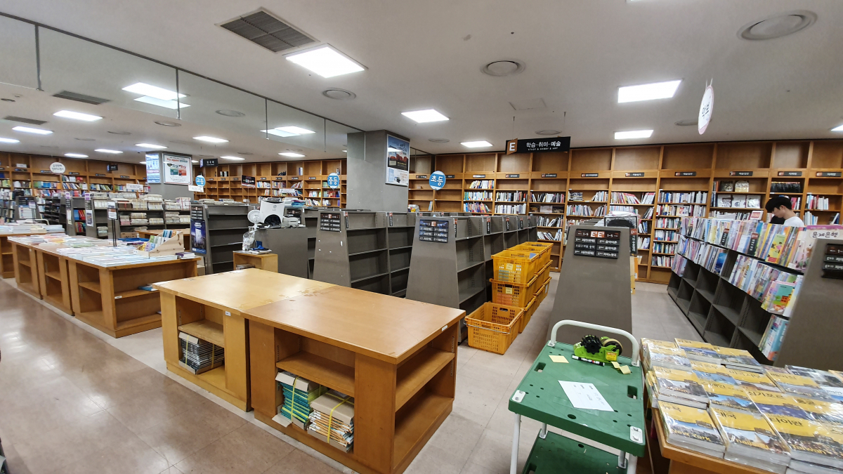 ▲24일 오후 3시 경 서울 구로구 AK플라자 지하 1층 리브로북스 진열대에서 책이 정리되는 모습. (남주현 기자 jooh@)